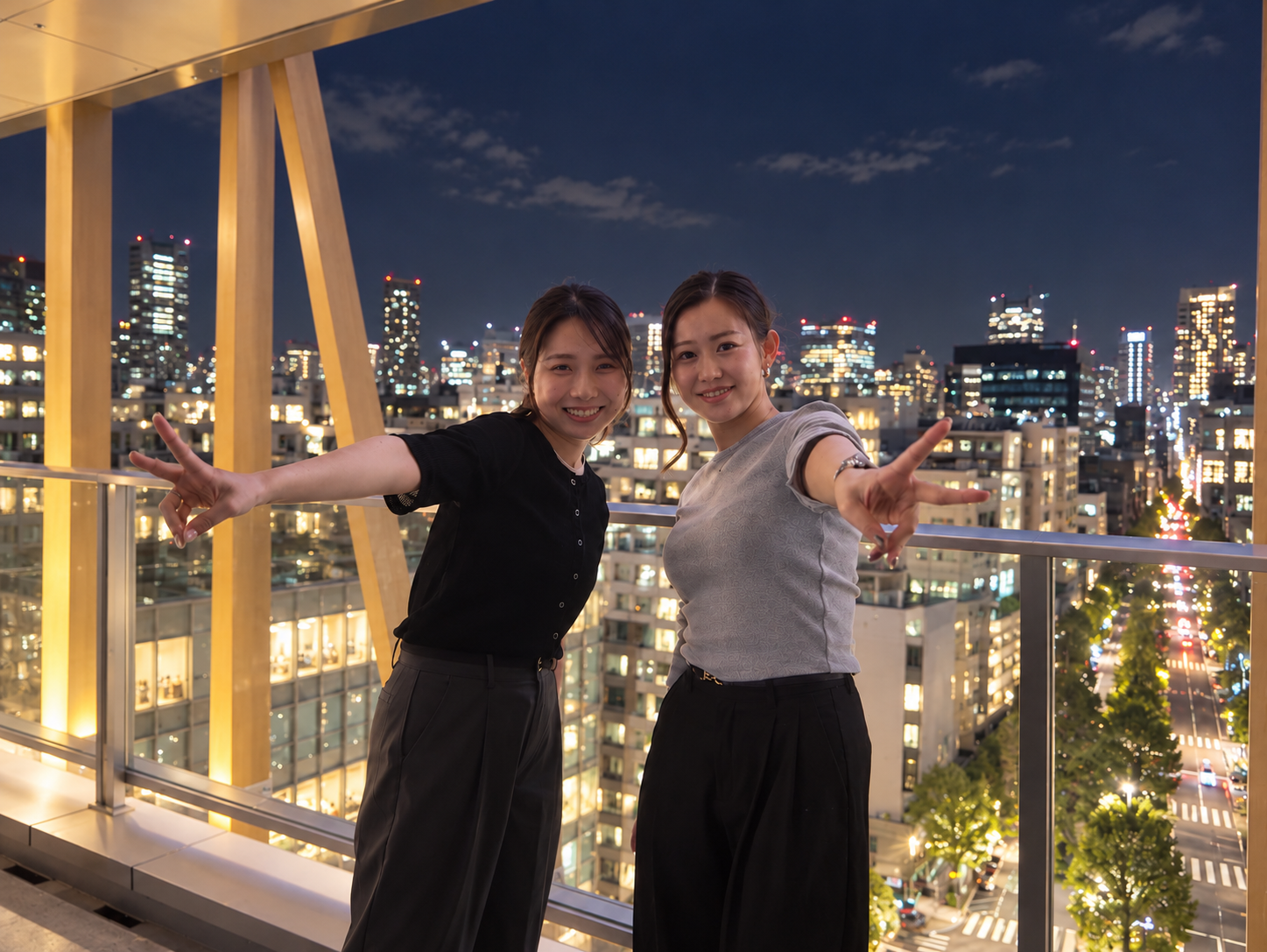 夜景の広がるテラスで笑顔を見せる二人