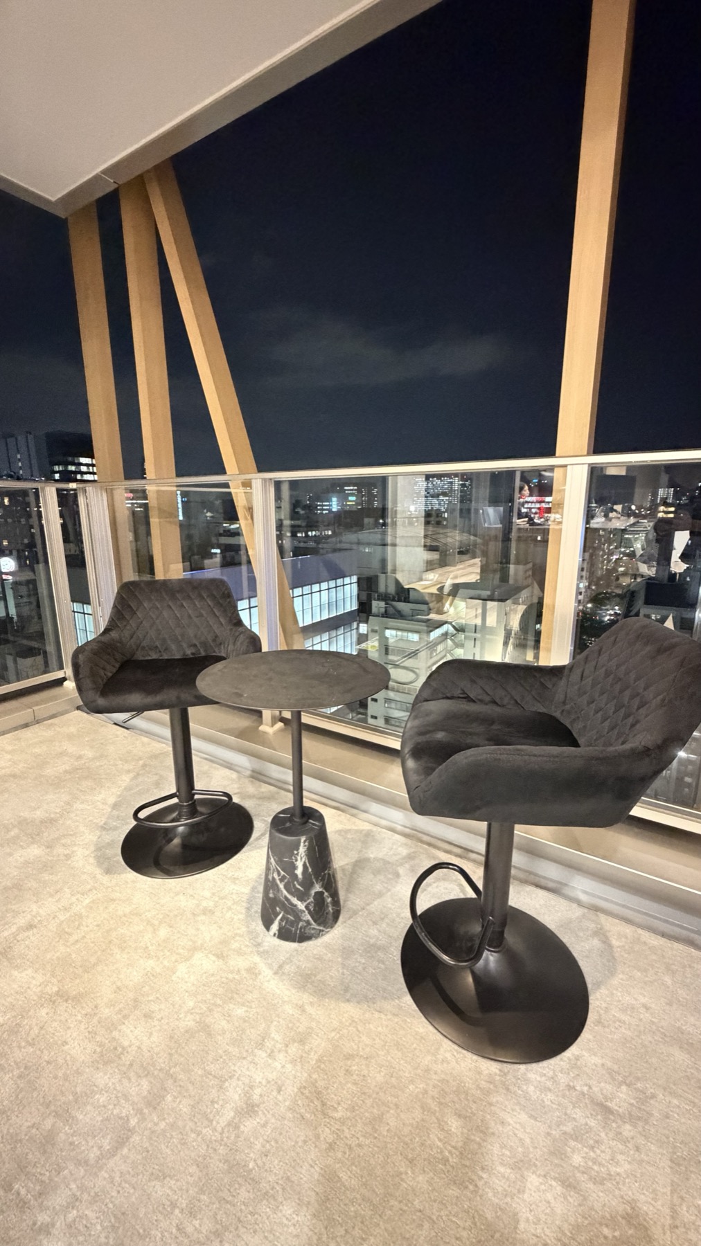 日本橋の夜景を望むテラス席