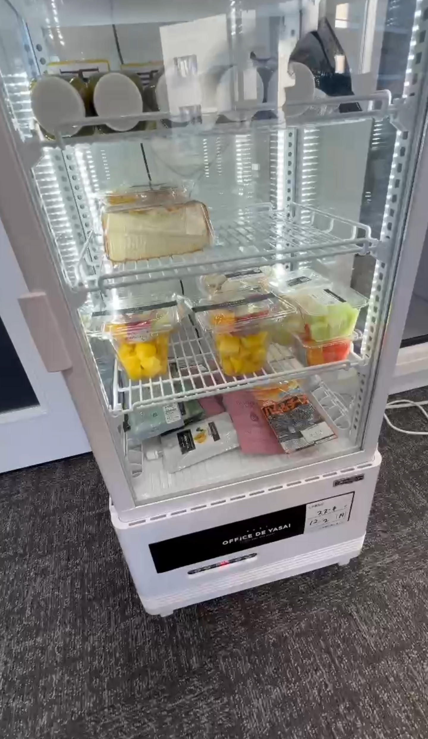オフィスに設置したOFFICE DE YASAIの冷蔵ケース