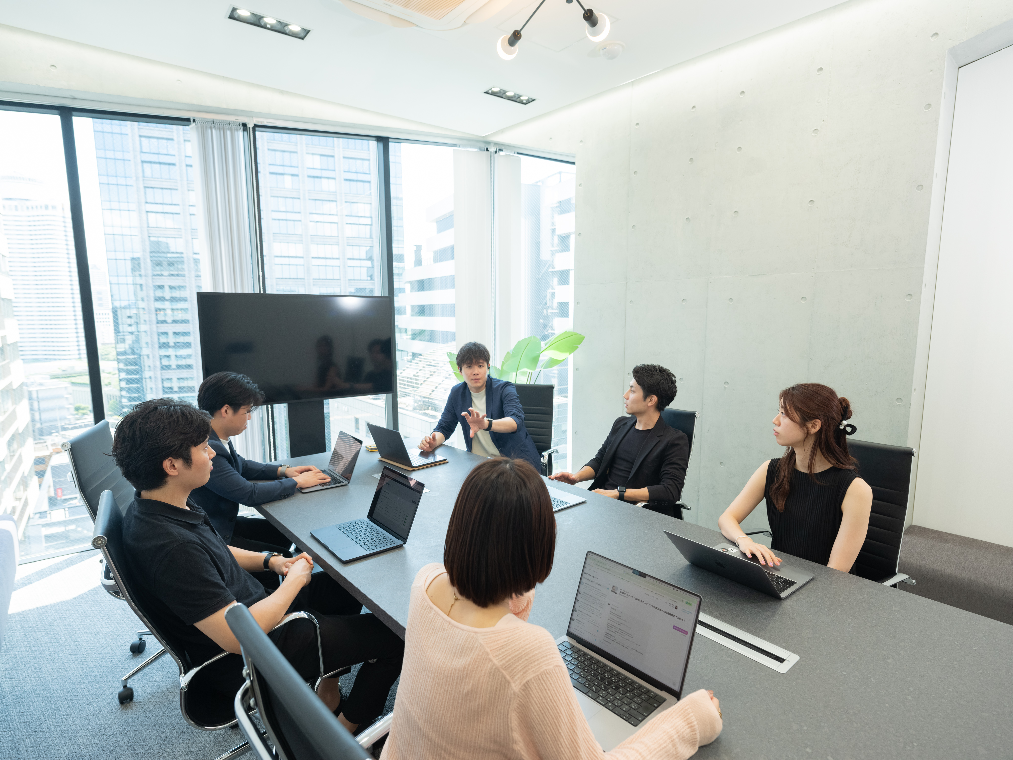 ミーティングで意見を交わすNSJAPANのメンバー